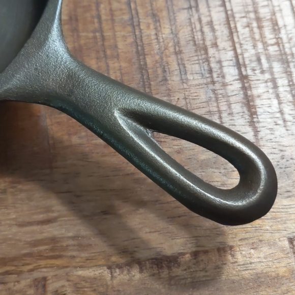 Vintage Unmarked Lodge Cast Iron Skillet, #3 - Picture 2 of 11